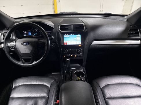 Used 2017 Ford Explorer XLT w/ Equipment Group 202A AWD/4WD image 10