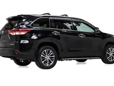 Used 2019 Toyota Highlander XLE AWD/4WD image 3