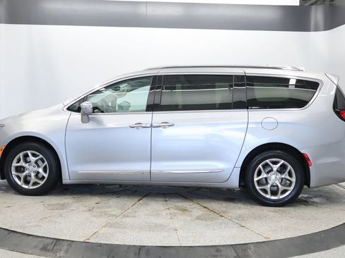 Used 2017 Chrysler Pacifica Limited FWD image 2