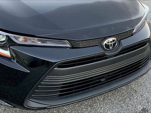 Certified 2025 Toyota Corolla LE image 28