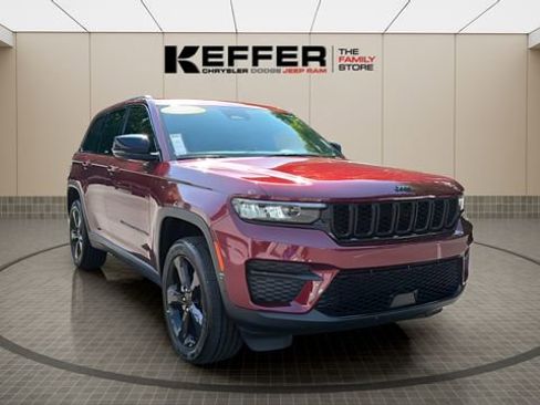 Certified 2023 Jeep Grand Cherokee Altitude AWD/4WD image 8