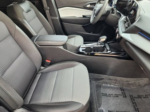 Certified 2025 Chevrolet Trax LT FWD image 14