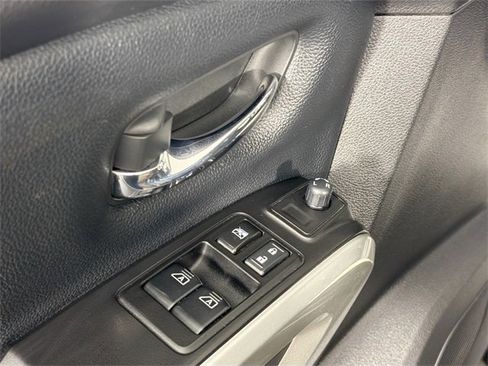 Used 2018 Nissan Titan SV image 16