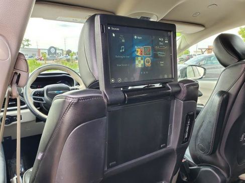 Used 2020 Chrysler Pacifica Limited FWD image 28