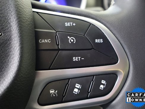 Used 2024 Chrysler Pacifica Select image 26