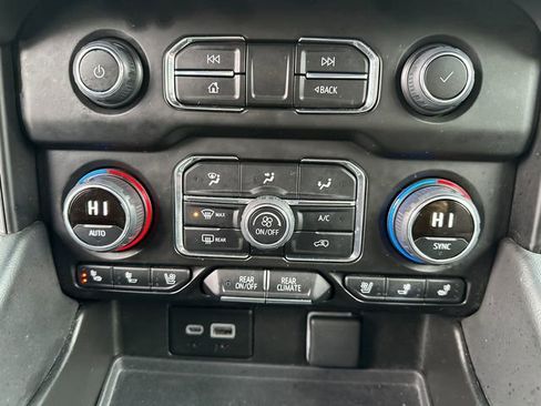 Used 2023 Chevrolet Suburban Premier image 33