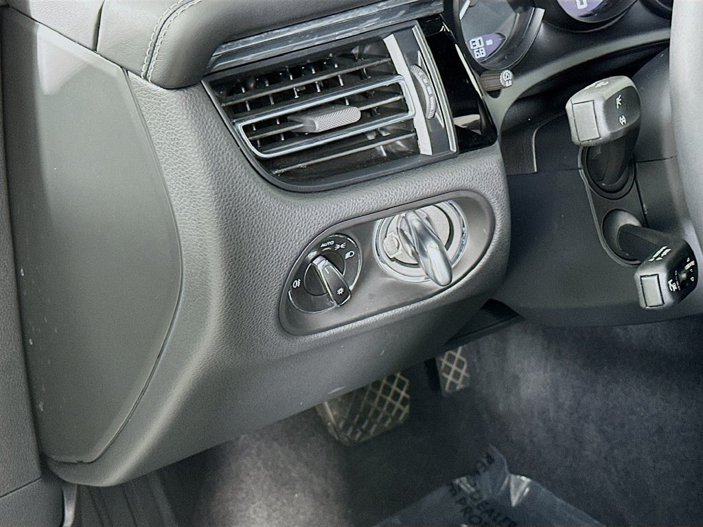 Certified 2025 Porsche Macan AWD/4WD image 11