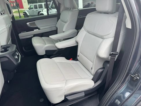 Used 2025 Ford Expedition Platinum w/ Driver's Package AWD/4WD image 6