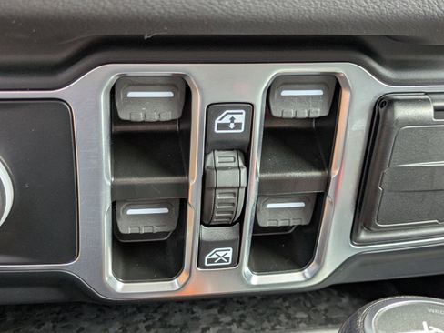 Used 2025 Jeep Wrangler Unlimited Sahara AWD/4WD image 27