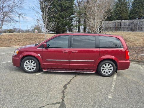 Used 2014 Chrysler Town & Country Touring image 4