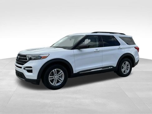 Used 2023 Ford Explorer XLT w/ Equipment Group 202A RWD image 2