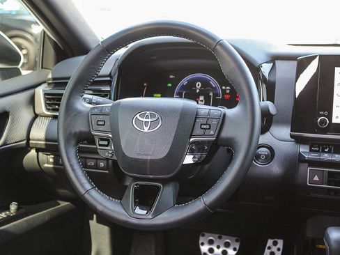 Used 2025 Toyota Camry SE w/ Convenience Package FWD image 18