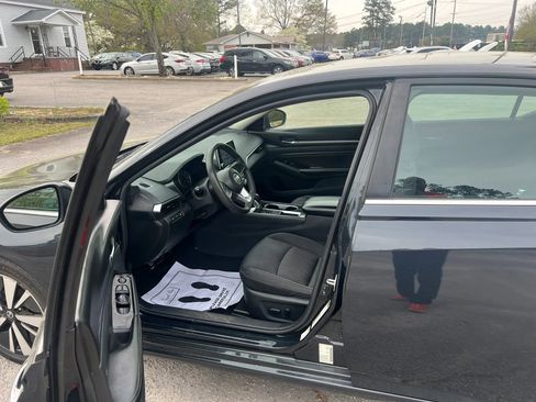 Used 2021 Nissan Altima 2.5 SV image 2