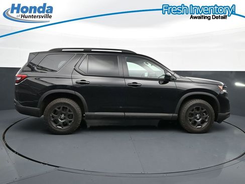 Used 2025 Honda Pilot TrailSport image 11