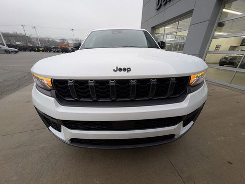 New 2026 Jeep Grand Cherokee Altitude image 9