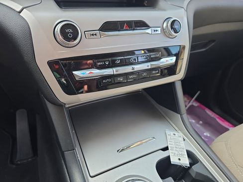 Used 2023 Ford Explorer XLT image 23