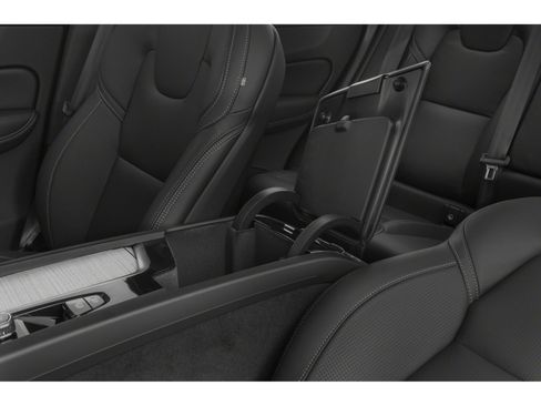 Used 2022 Volvo XC60 B5 Momentum w/ Climate Package FWD image 12