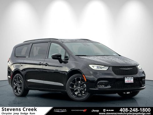 New 2026 Chrysler Pacifica Limited image 1