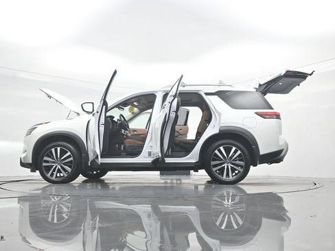 Used 2025 Nissan Pathfinder Platinum FWD image 54