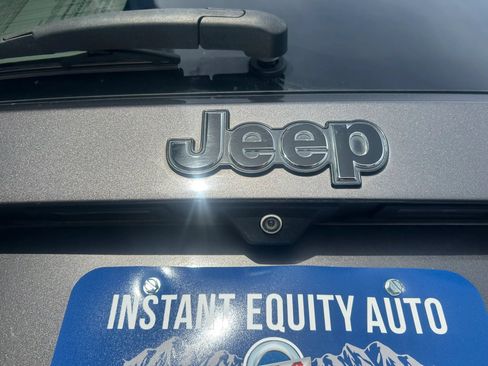 Used 2017 Jeep Renegade Latitude AWD/4WD image 19