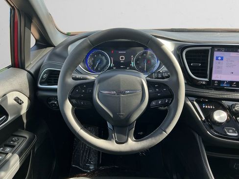 Used 2025 Chrysler Pacifica Limited image 12
