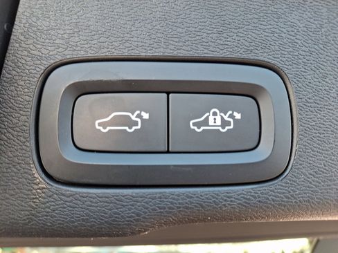 Used 2023 Volvo XC60 B5 Plus image 30