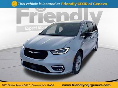 New 2026 Chrysler Pacifica Select