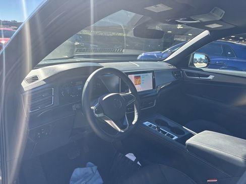 Used 2025 Volkswagen Atlas Cross Sport SE image 12