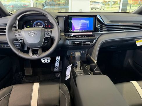 Used 2026 Toyota Camry Hybrid FWD image 26