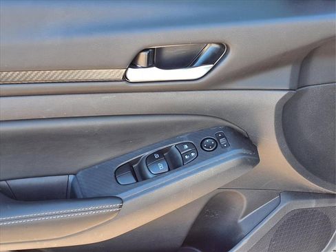 Used 2025 Nissan Altima 2.5 SV image 14