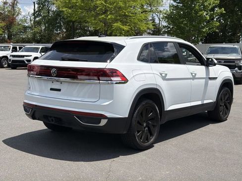 Used 2024 Volkswagen Atlas Cross Sport SE w/ Panoramic Sunroof Package FWD image 12
