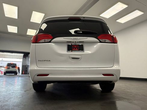 Used 2017 Chrysler Pacifica Touring w/ Tire & Wheel Group FWD image 7