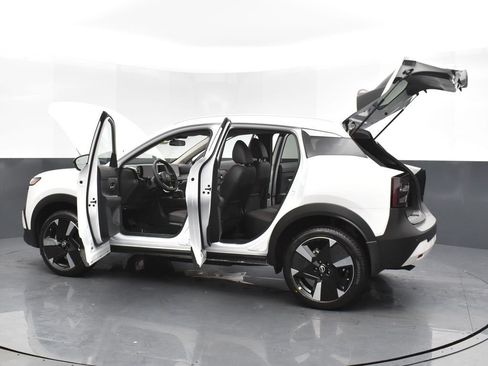 Certified 2025 Nissan Kicks SR image 32