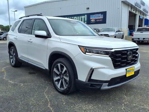 Used 2025 Honda Pilot Touring image 3