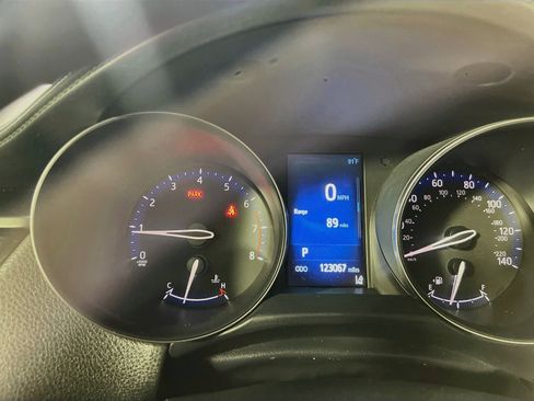 Used 2018 Toyota C-HR XLE FWD image 21