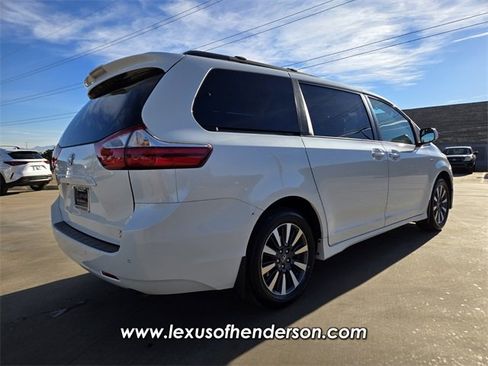 Used 2018 Toyota Sienna XLE w/ XLE Navigation Package image 6