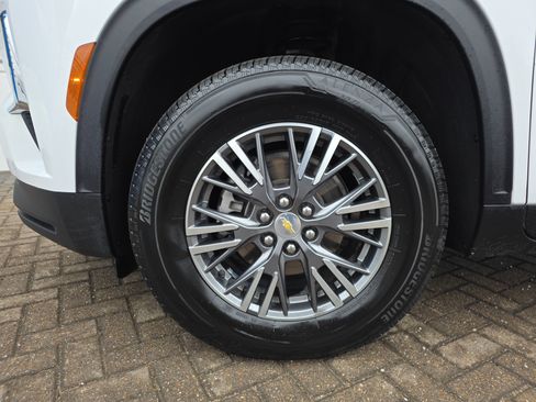 Used 2025 Chevrolet Traverse LT image 11