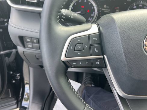 Used 2023 Toyota Highlander LE FWD image 19
