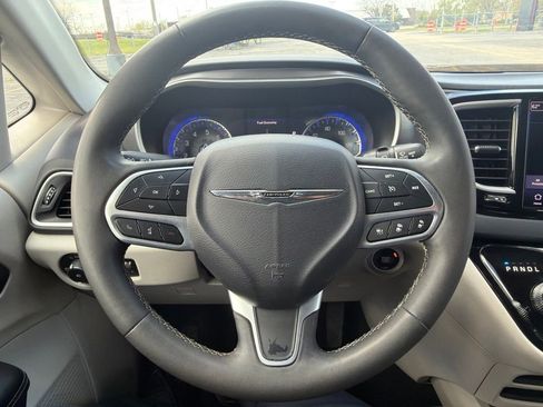 Used 2023 Chrysler Pacifica Touring-L FWD image 29
