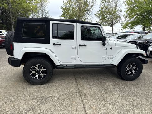 Used 2016 Jeep Wrangler Unlimited Sahara w/ Connectivity Group AWD/4WD image 8