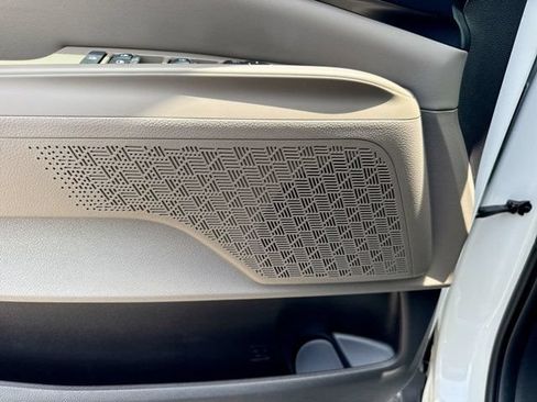 Used 2025 Kia Carnival FWD image 13