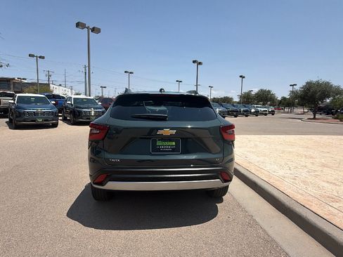 Used 2025 Chevrolet Trax LT FWD image 6