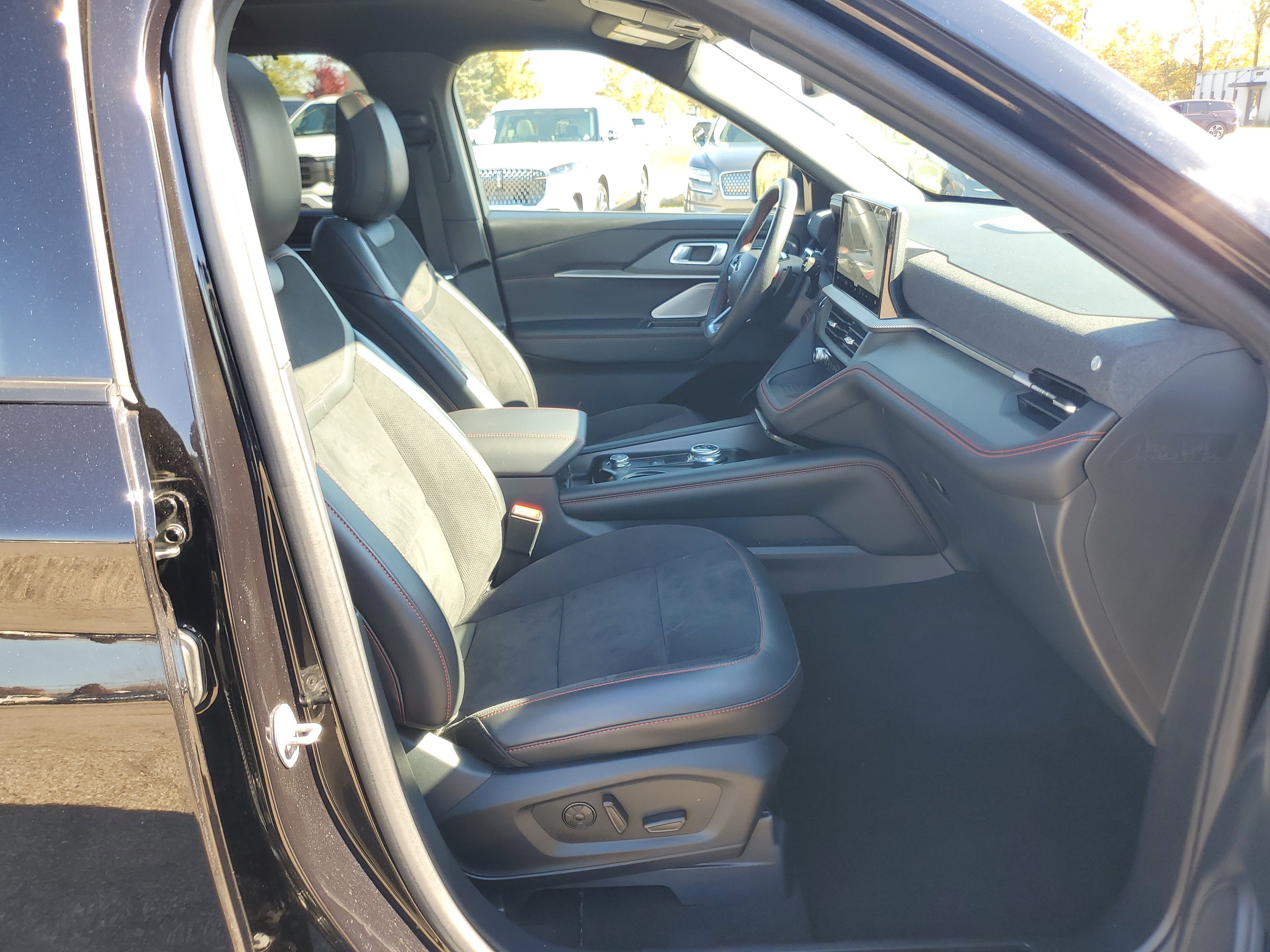 Used 2025 Ford Explorer ST AWD/4WD image 9