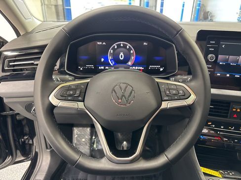 Used 2025 Volkswagen Jetta SE FWD image 14