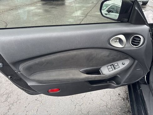 Used 2018 Nissan 370Z Touring RWD image 22