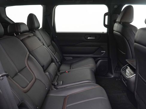 Used 2025 Nissan Armada SL image 12