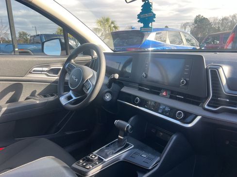 Used 2023 Kia Sportage LX image 6