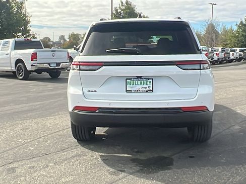 New 2025 Jeep Grand Cherokee Altitude image 4