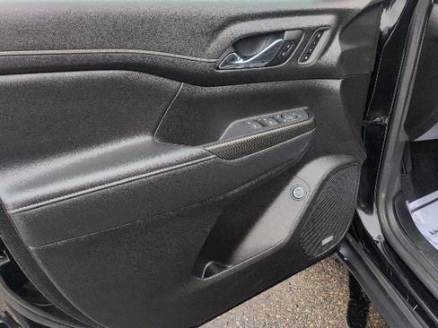 Used 2022 GMC Acadia SLT w/ Elevation Edition image 10