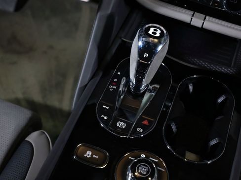 Used 2022 Bentley Bentayga image 27